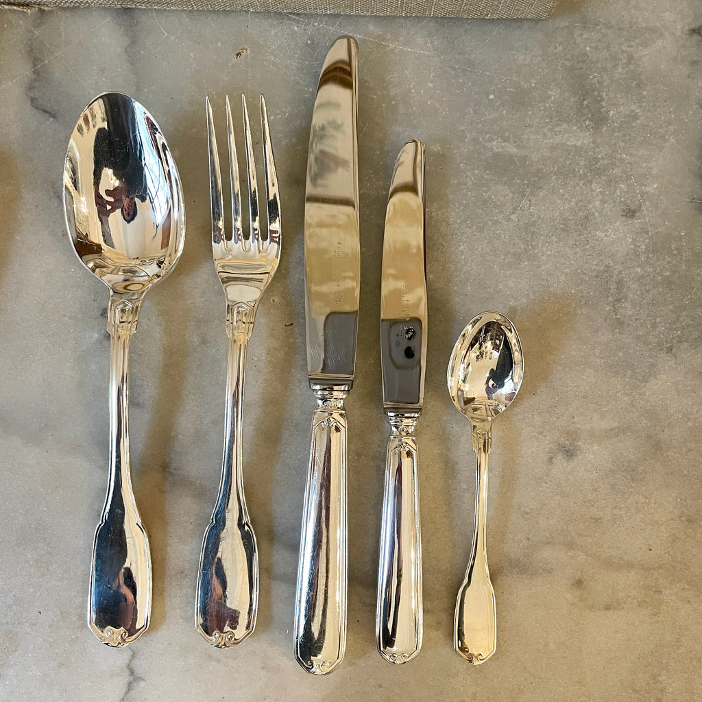Lot de FELIX FRERES. Ménagère de style Art Déco en métal argenté au prix de 200 à 300 € en vente aux enchères par l'hôtel des ventes Lot de FELIX FRERES. Ménagère de style Art Déco en métal argenté au prix de 200 à 300 € en vente aux enchères par l'hôtel des ventes