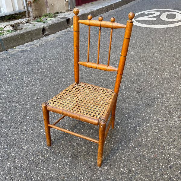 Petite chaise ancienne pour enfant cannée