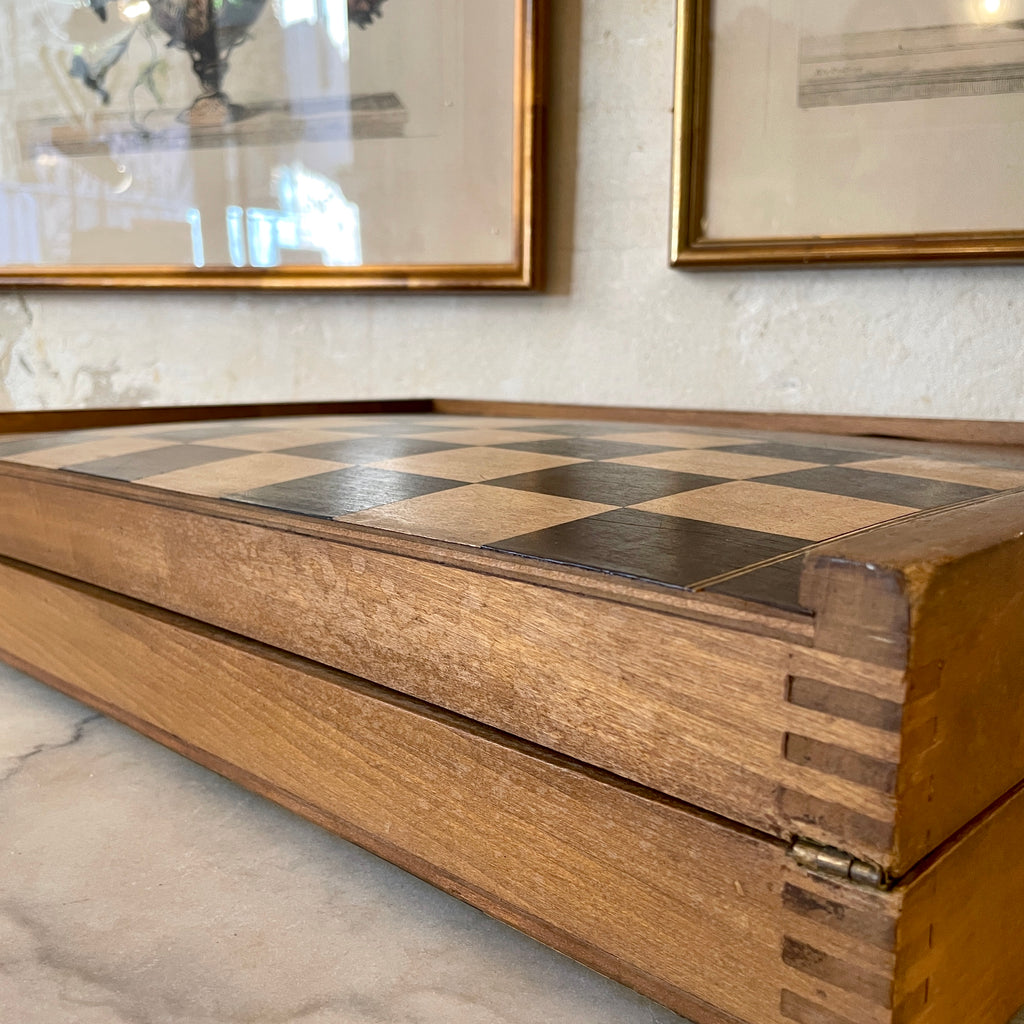 Jeu vintage grande boîte en bois d'échecs de backgammon Jeu vintage grande boîte en bois d'échecs de backgammon