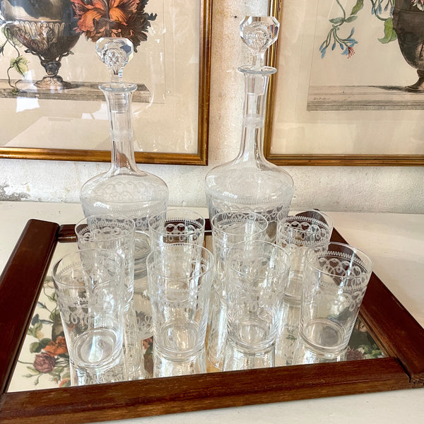 Service de verres à eau + 2 carafes en cristal à décor guilloché