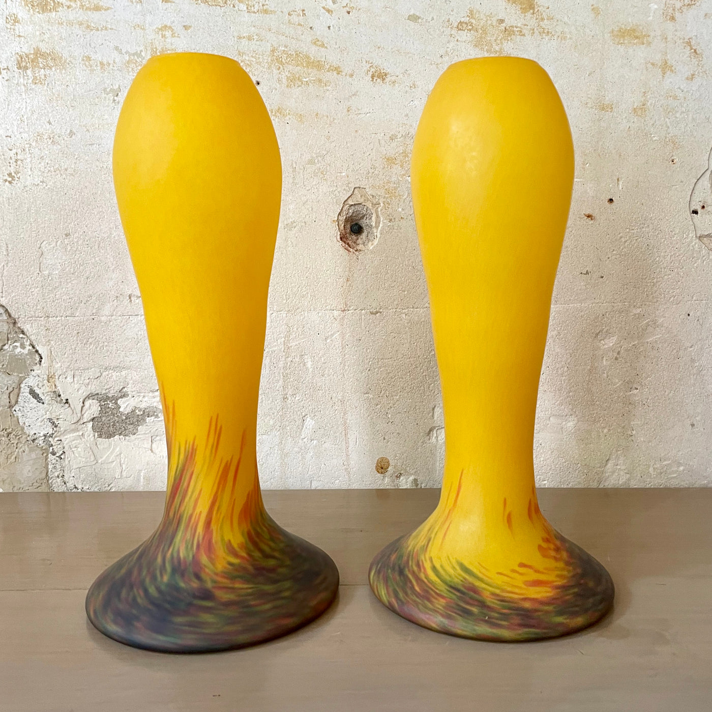 Paire de vases en pâte de verre jaune signés - Vianne