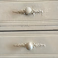 Petite armoire en bois peint couleur crème
