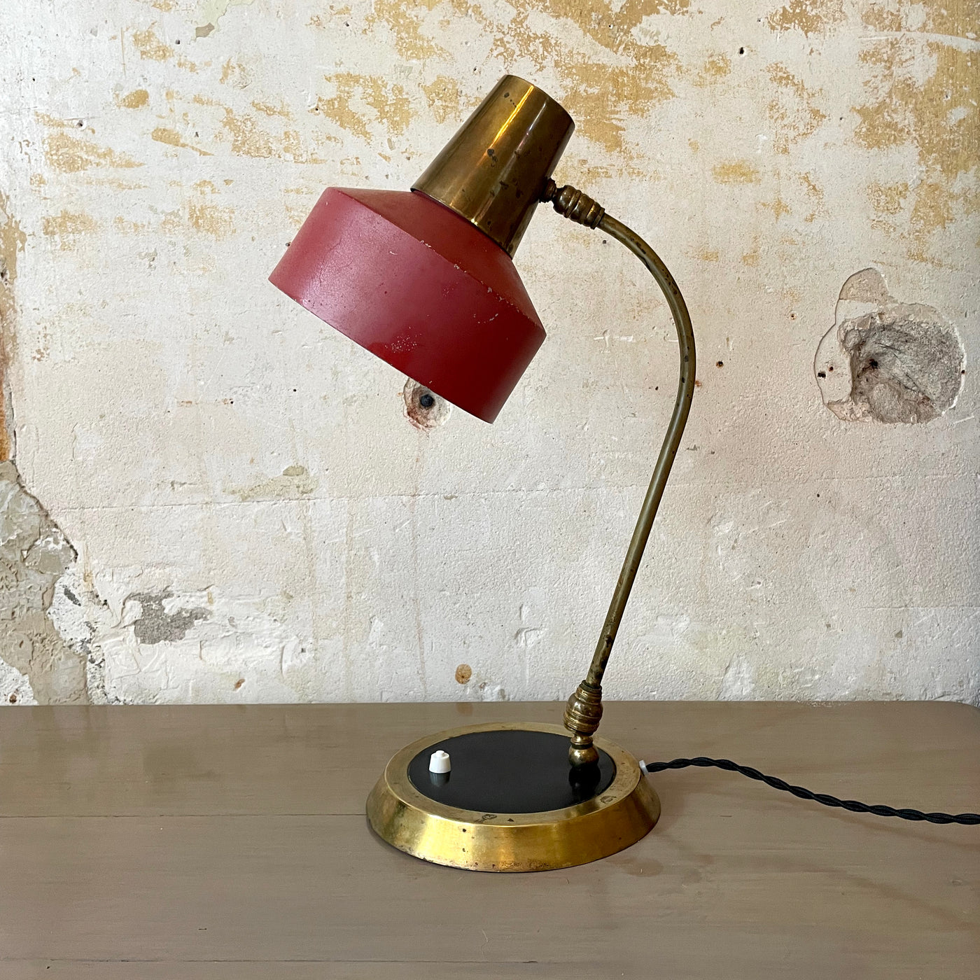 Lampe de bureau vintage rouge et laiton années 50