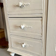 Petite armoire en bois peint couleur crème