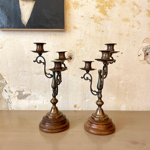 Paire de chandeliers anciens en laiton socle en bois