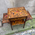 Table d'appoint / table à thé en bois sculpté et peint années 20