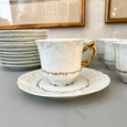 Ensemble de 9 tasses et sous-tasses en porcelaine blanche et dorée Lafarge