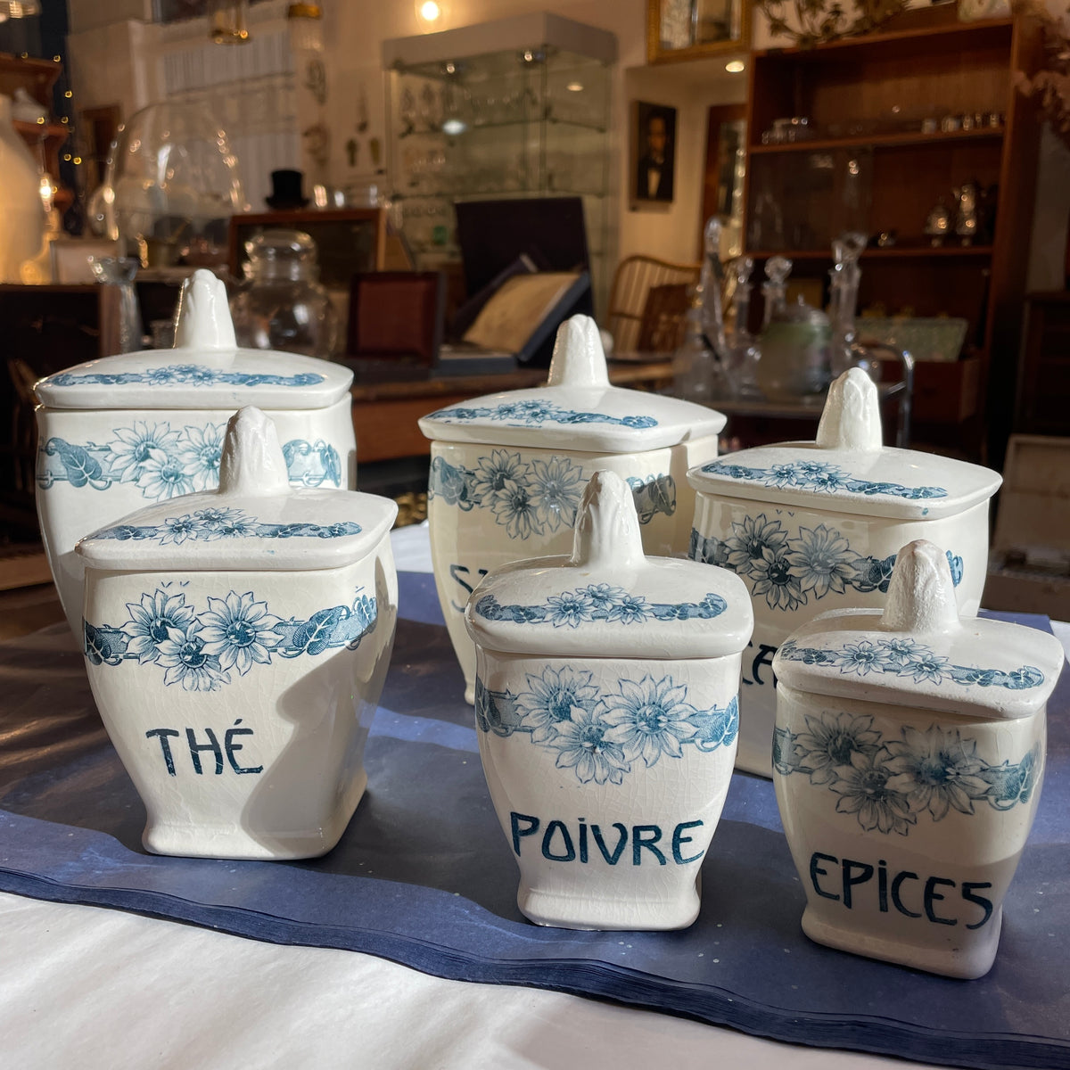 Série de 6 Pots Sarreguemines – La Mauvaise Réputation Série de 6 Pots Sarreguemines – La Mauvaise Réputation