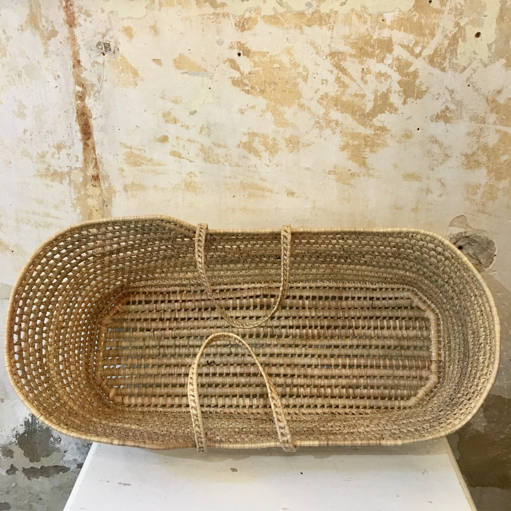 Couffin bébé en feuilles de palme tressées