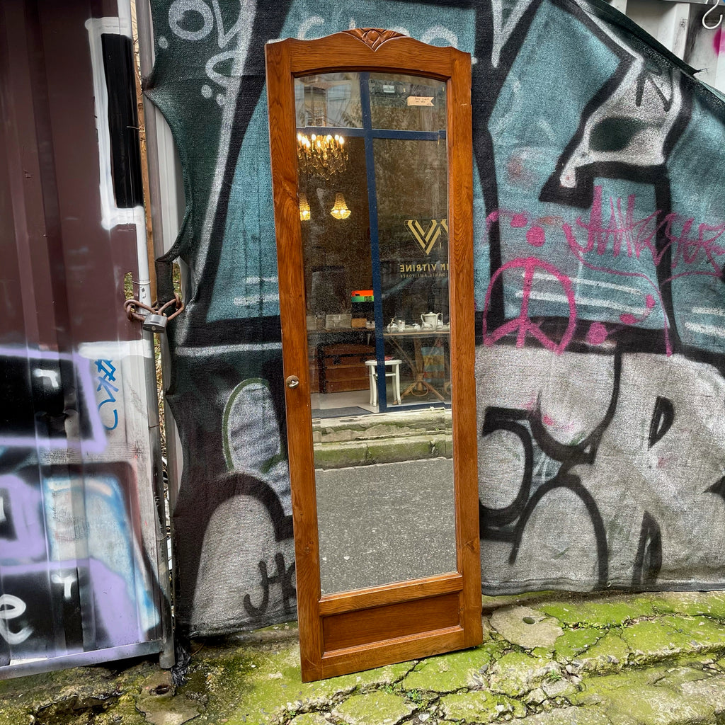 Miroir sur porte d'armoire