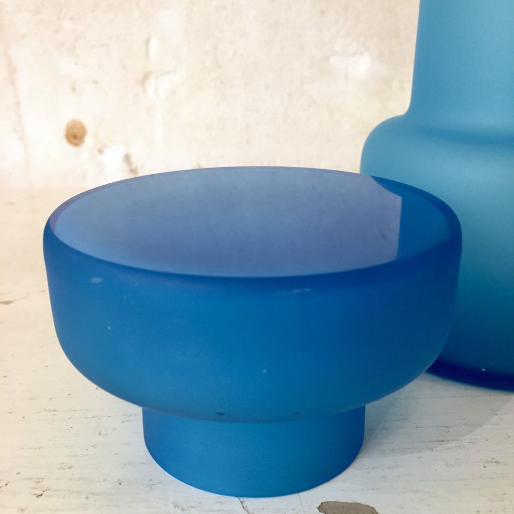 Petite carafe en verre dépoli