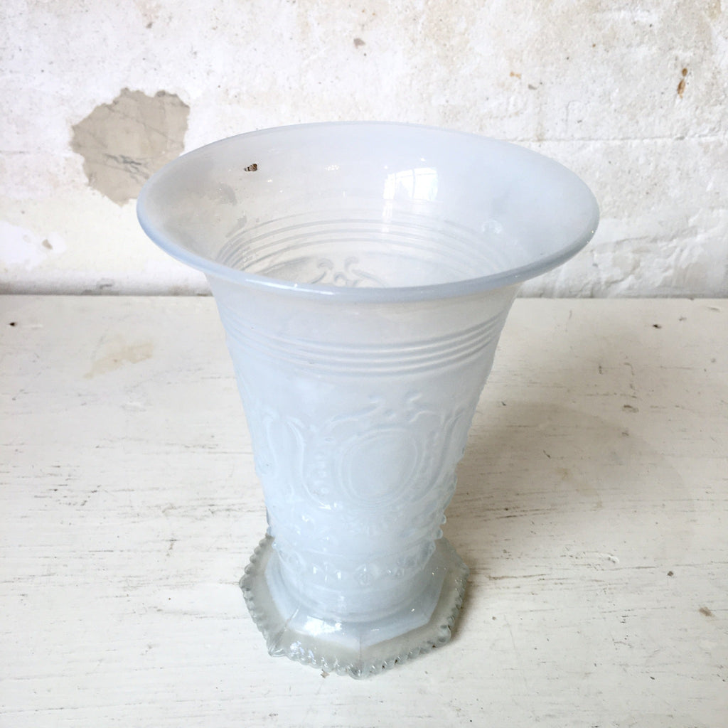 Vase en opaline de foire blanche décor médaillon