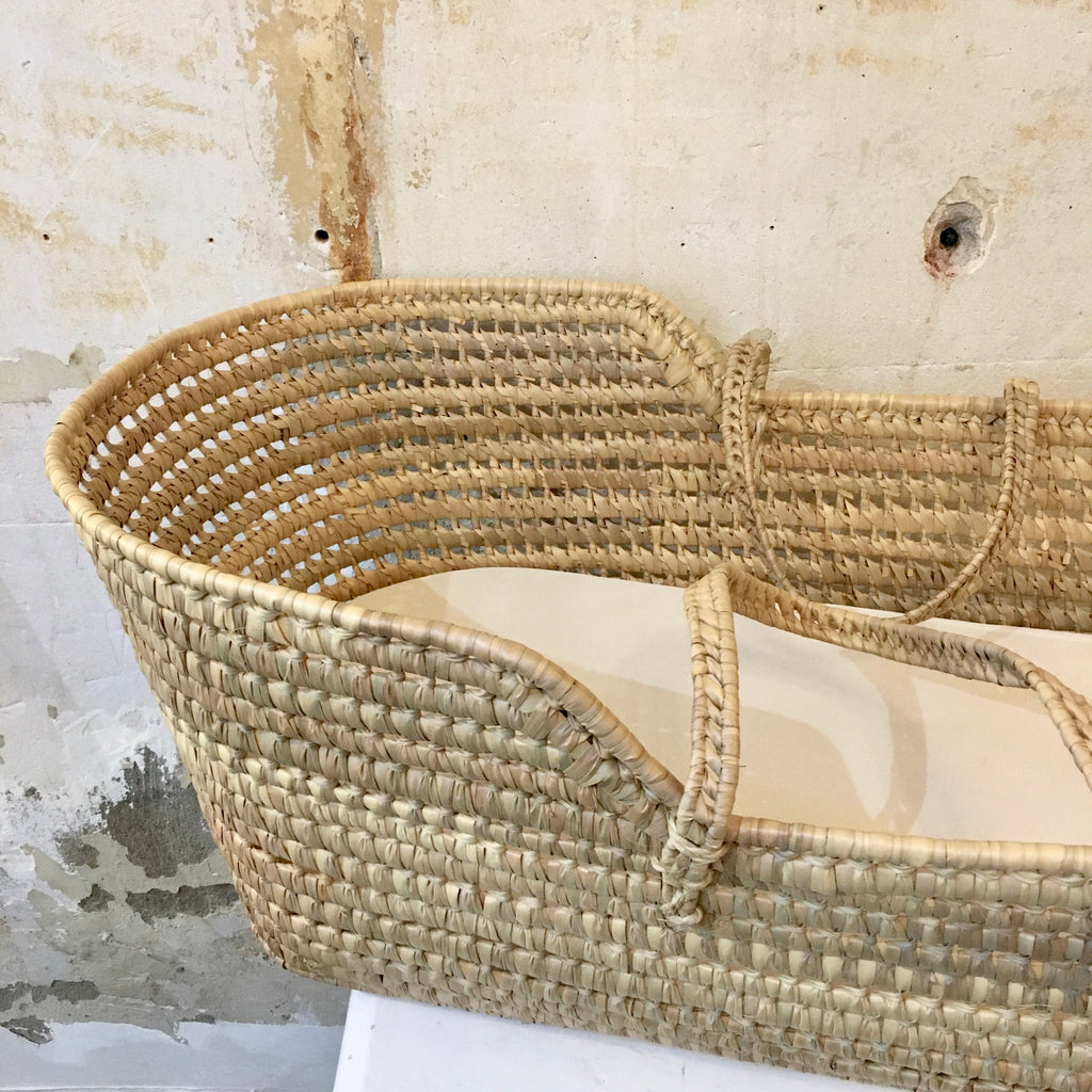 Couffin bébé en feuilles de palme tressées