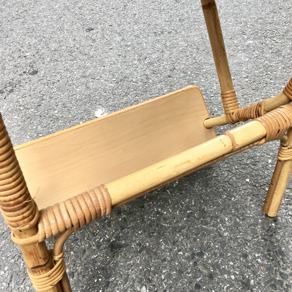 Table de chevet / porte-revue en rotin