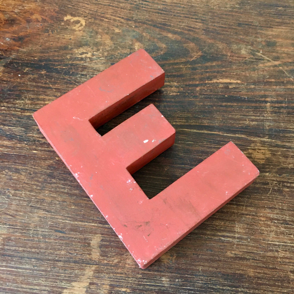 Lettre d'enseigne en fer peint en rouge