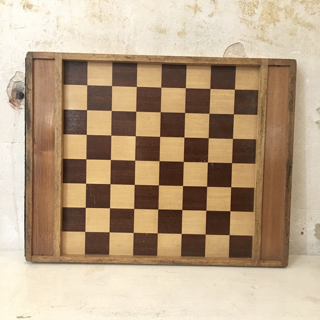 Plateau de jeu de dame avec les pions