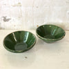 Petit plat creux rond en grès vernissé vert