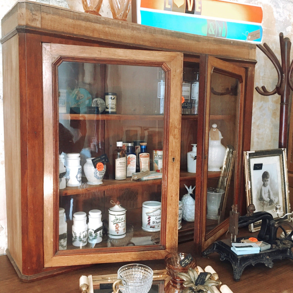 Vitrine à 2 portes vitrées et 3 étages en bois