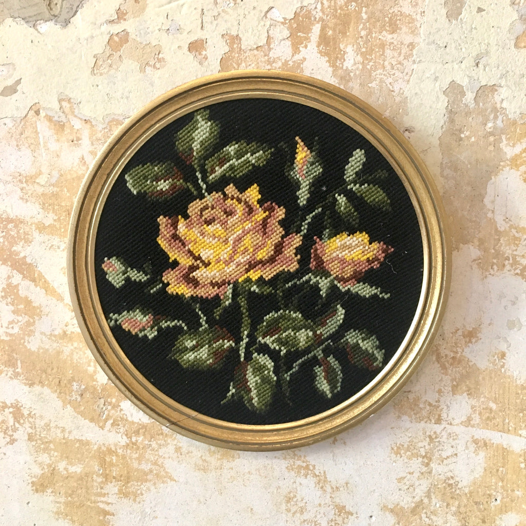 Ensemble de 8 canevas ronds cadres dorés