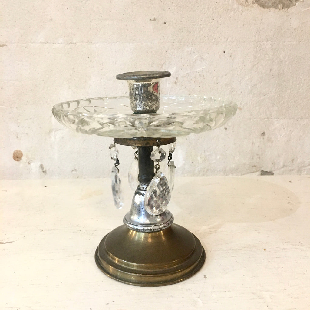 Paire de bougeoirs à pampilles et bobèche en cristal