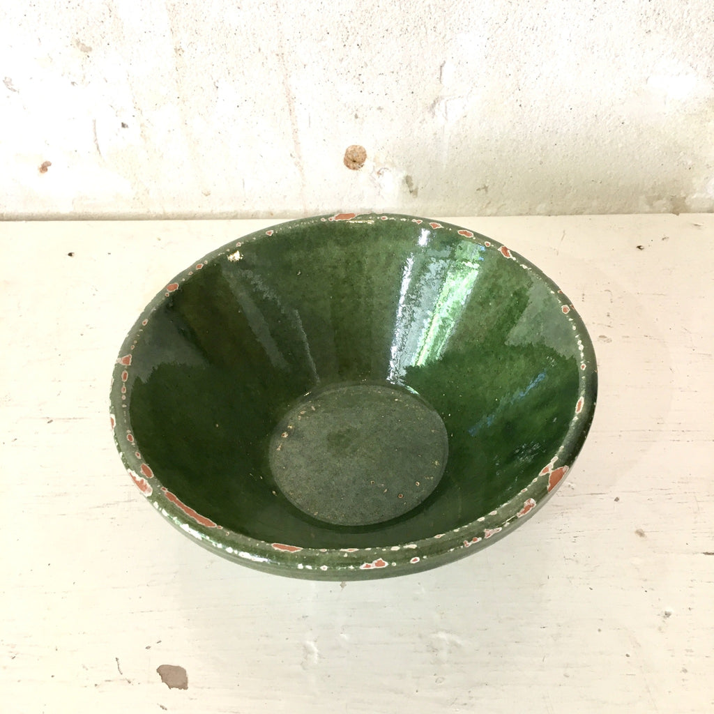 Petit plat creux rond en grès vernissé vert