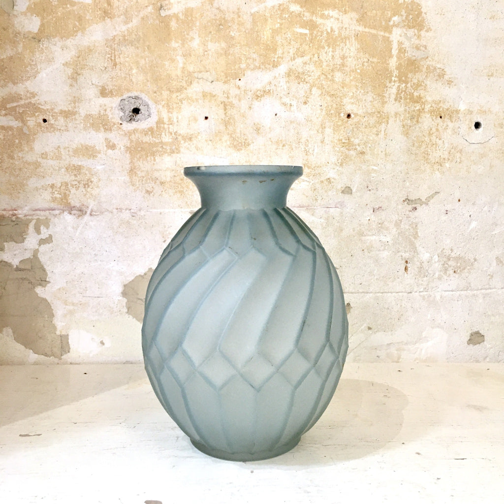 Grand vase Art Déco en pâte de verre bleutée