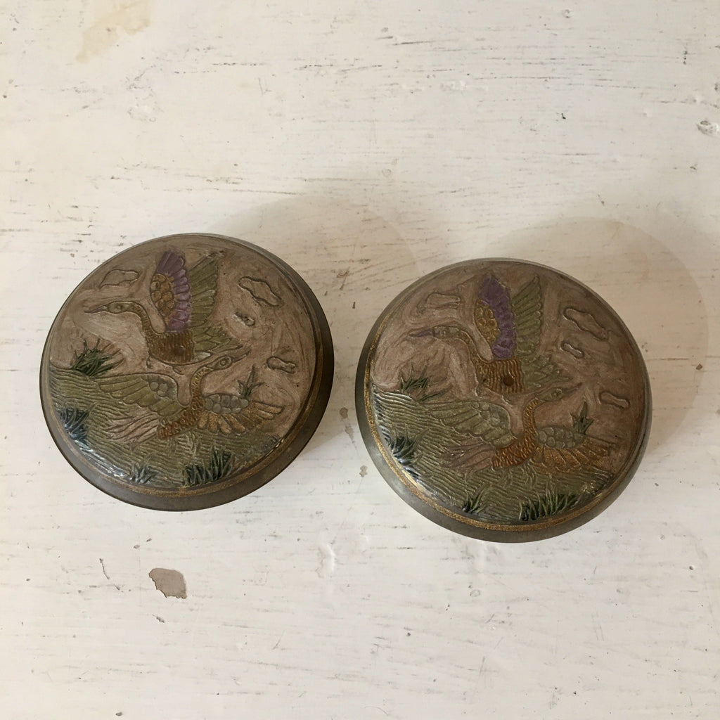 Boîte ronde en laiton décor en relief