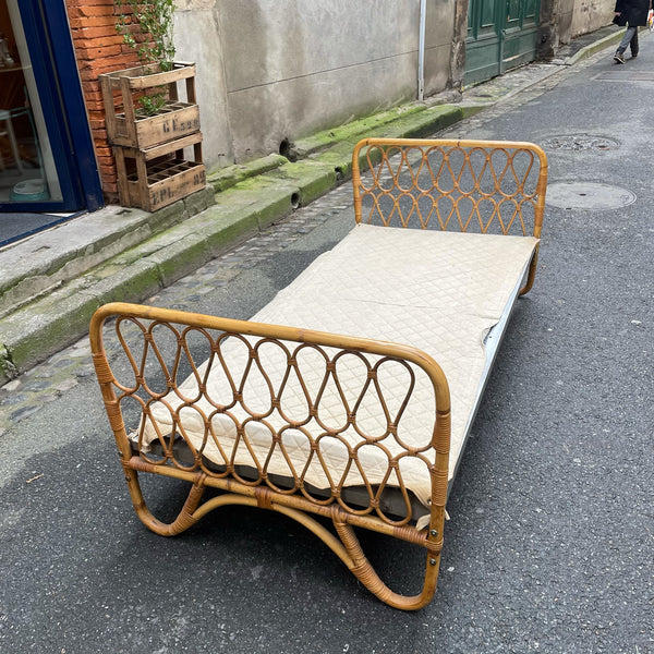 Lit une place en rotin