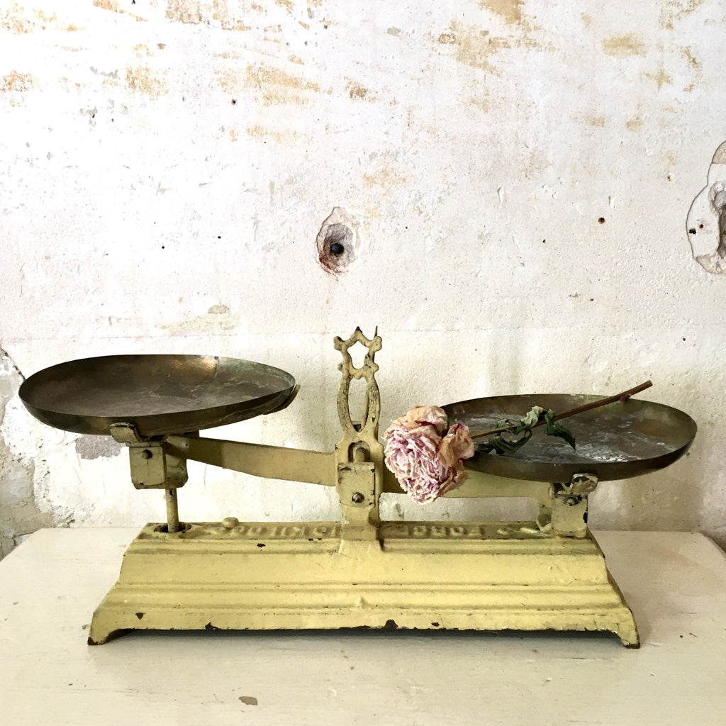 Balance en fonte peinte jaune plateaux en cuivre