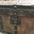 Coffre arrondi revêtement en cuir - ancienne malle de poste