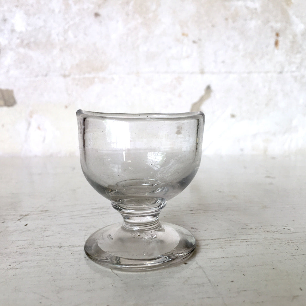 Rince-oeil ancien en verre moulé