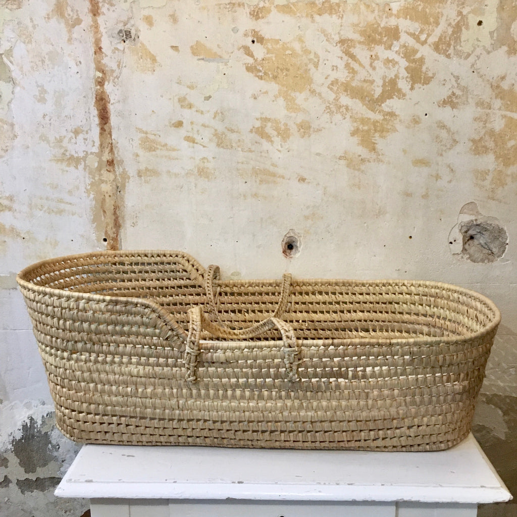 Couffin bébé en feuilles de palme tressées