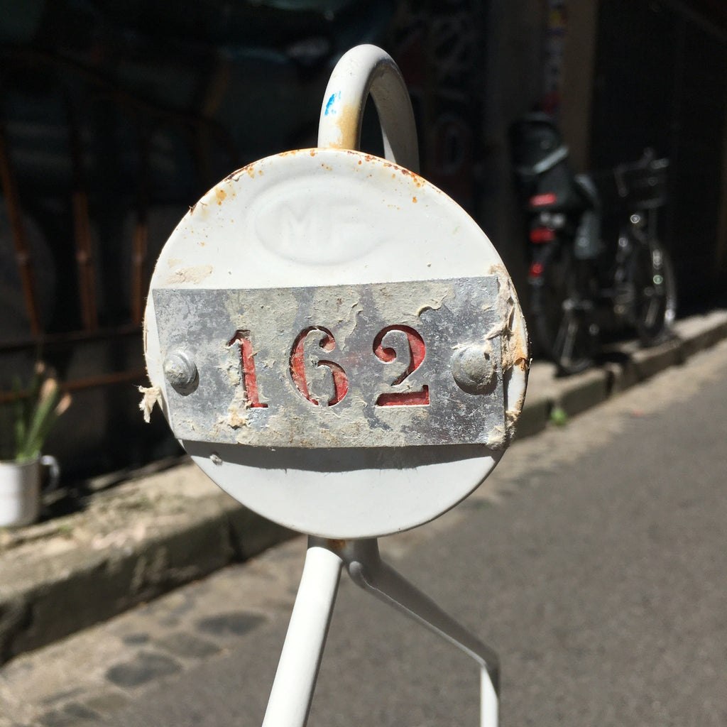Ancien vestiaire de piscine en fer gainé de blanc