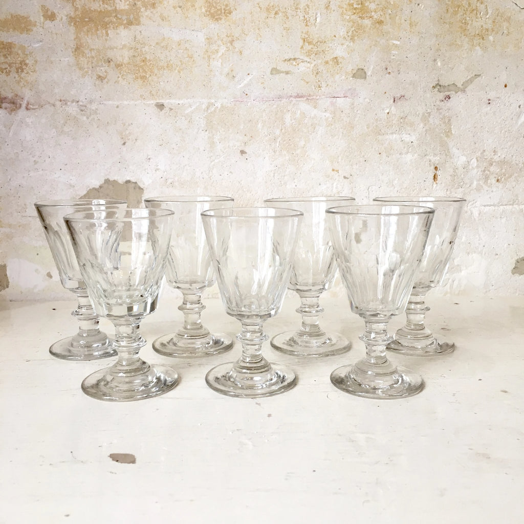 Ancien verre soufflé à liqueur, demi côtes plates