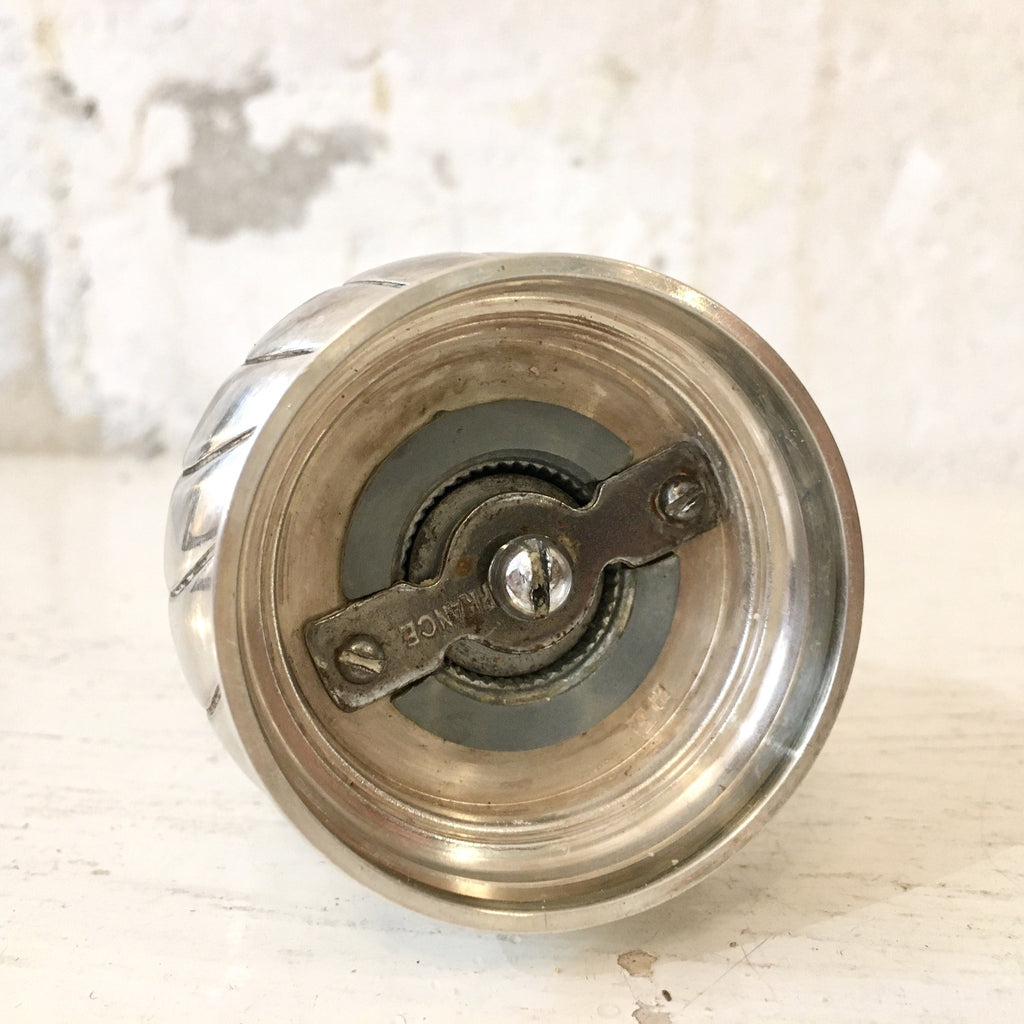 Moulin à poivre en métal argenté intérieur bois