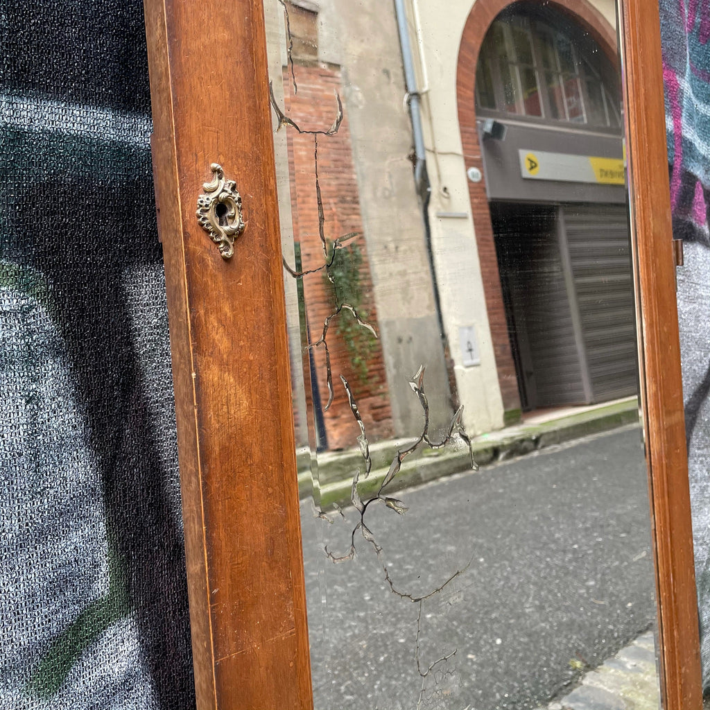 Miroir sur porte d'armoire