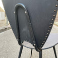 Chaise vintage en métal et simili cuir noir