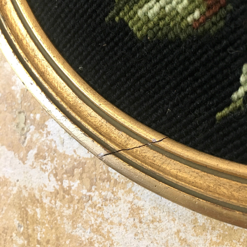 Ensemble de 8 canevas ronds cadres dorés