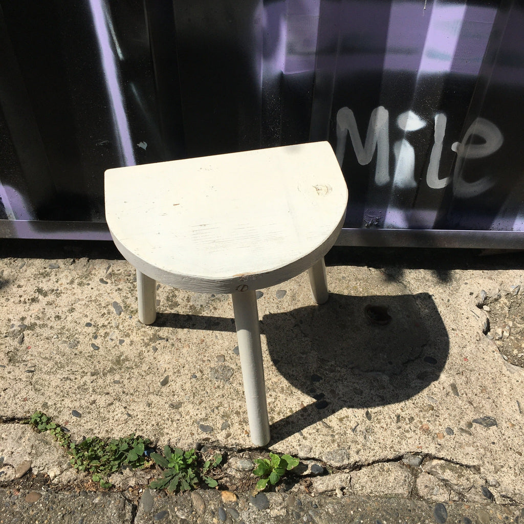 Tabouret de traite tripode en bois peint blanc