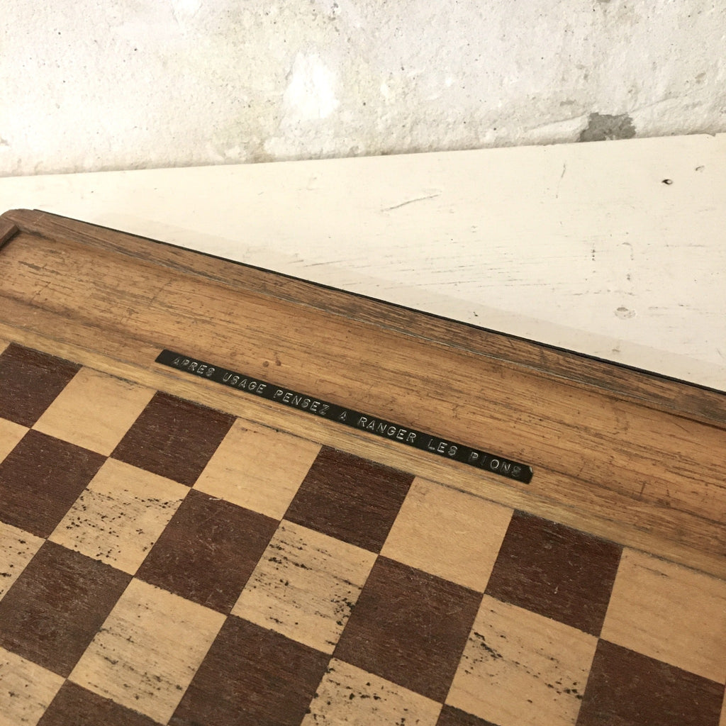 Plateau de jeu de dame avec les pions