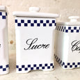 Ensemble de 4 pots à épices en céramique blanche décor damiers blancs et bleus