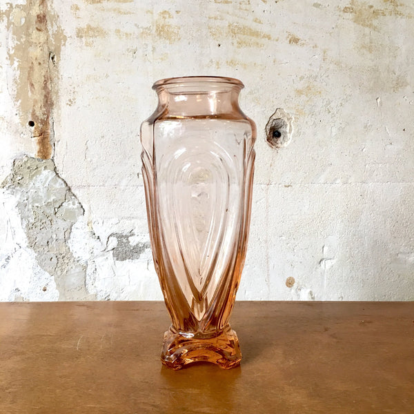 Grand vase en verre rose transparent Art Déco