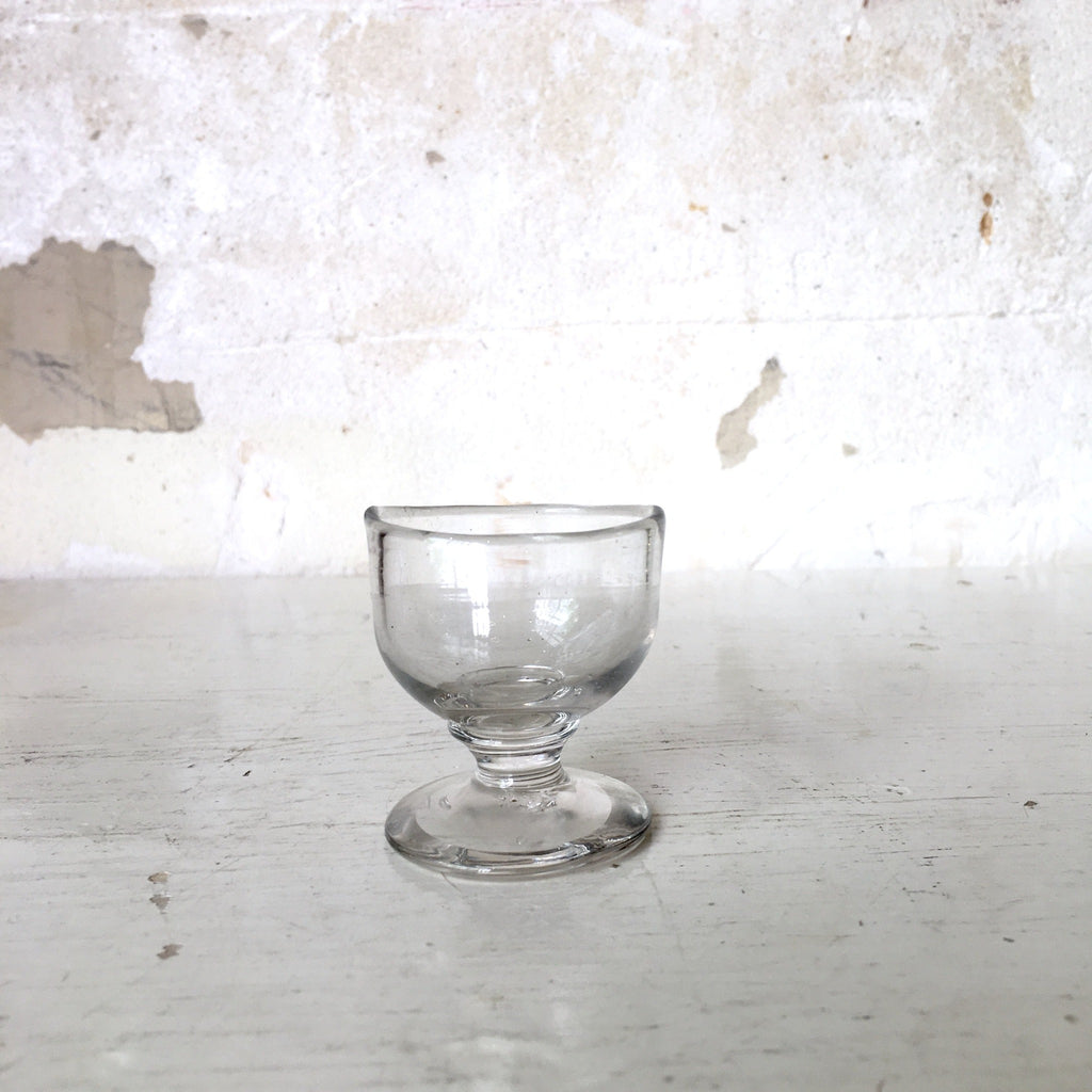 Rince-oeil ancien en verre moulé