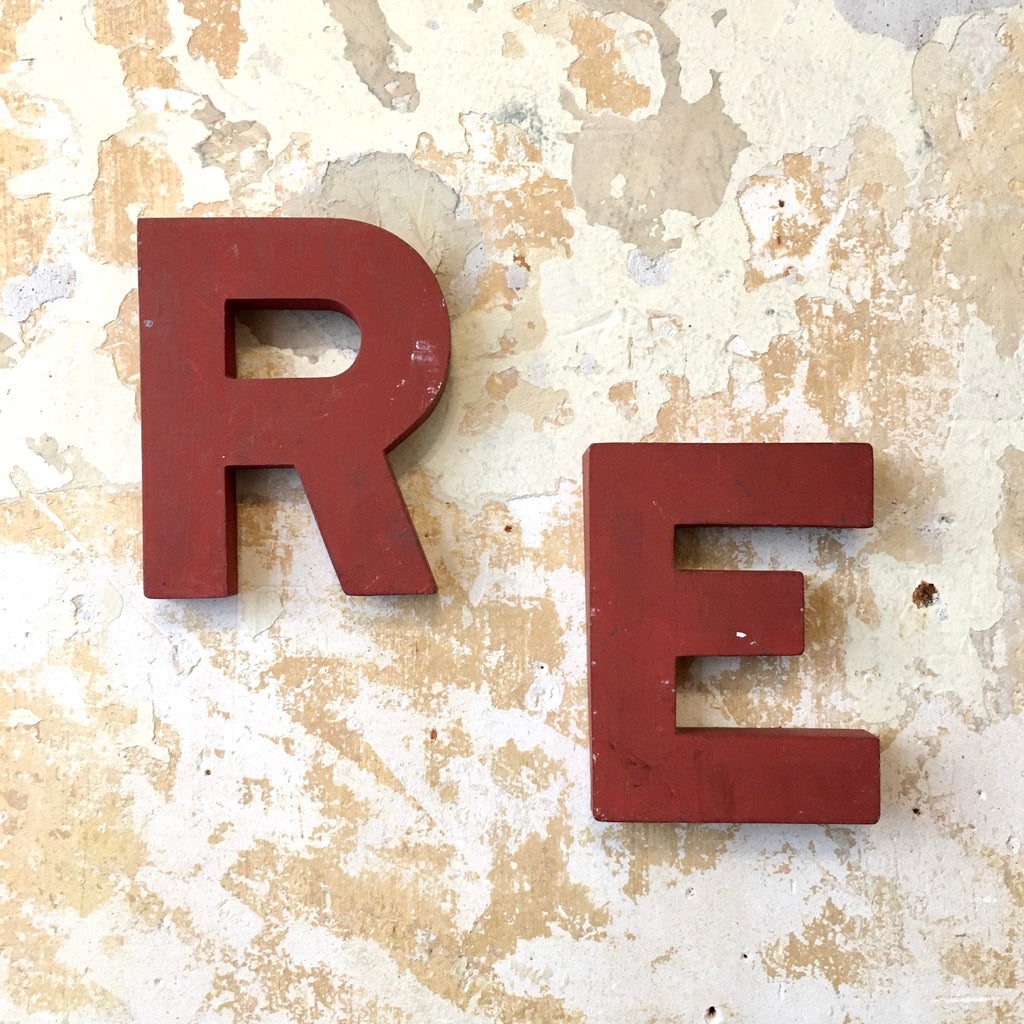 Lettre d'enseigne en fer peint en rouge