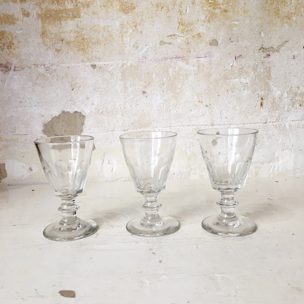 Ancien verre soufflé à liqueur, demi côtes plates