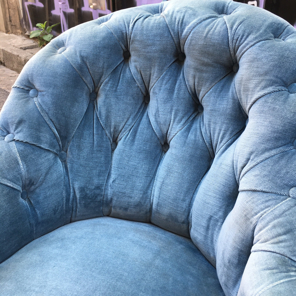 Fauteuil crapaud velours bleu capitonné