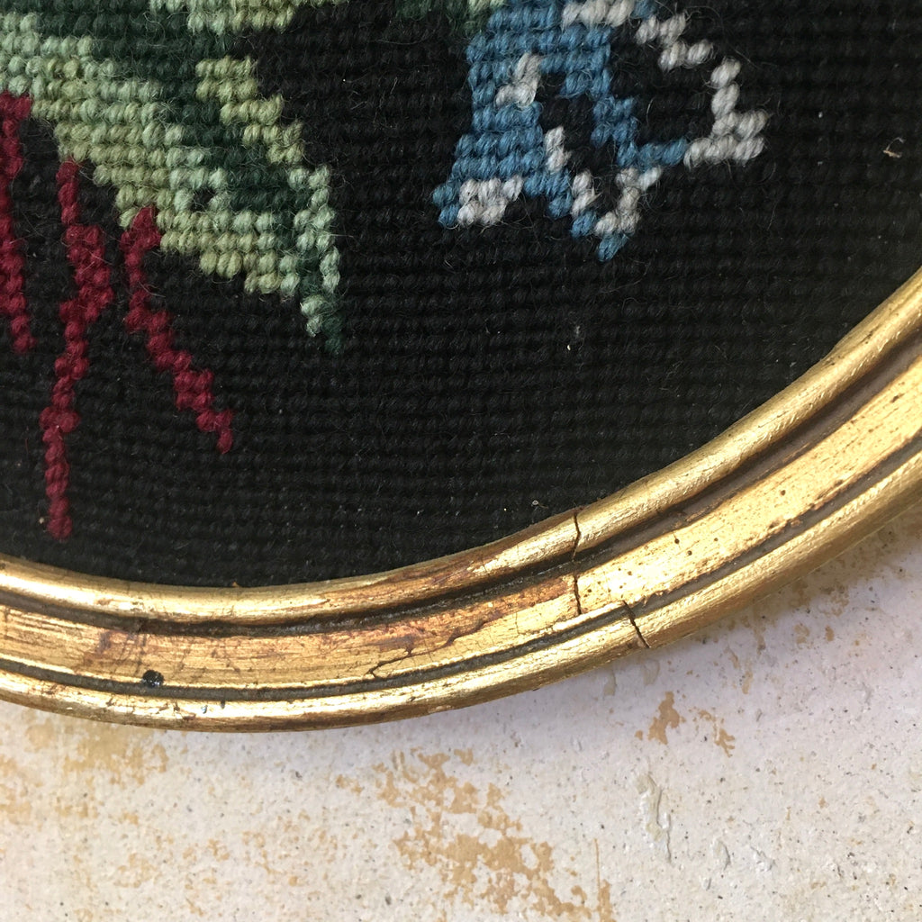 Ensemble de 8 canevas ronds cadres dorés