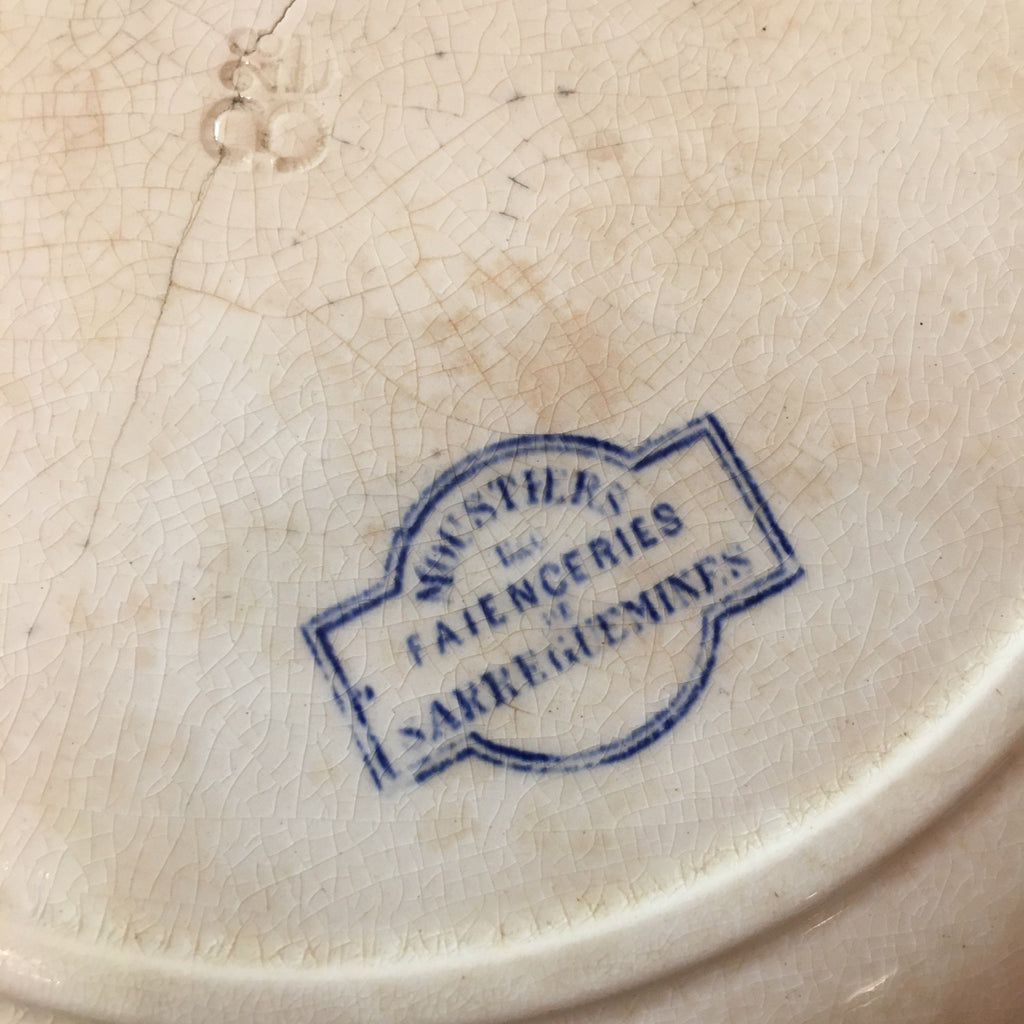 Assiette plate en faïence de Sarreguemines, Moustiers