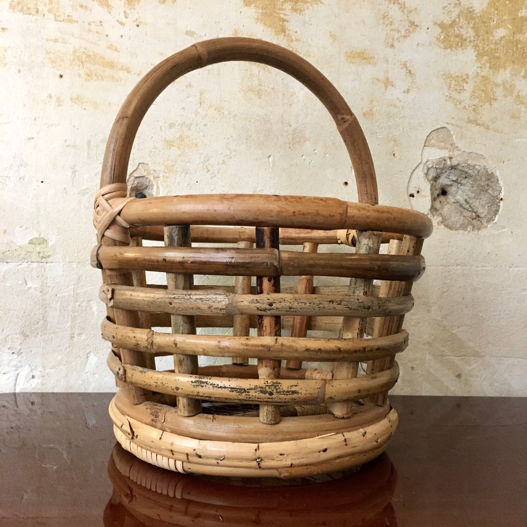 Panier rond en rotin fond grillagé