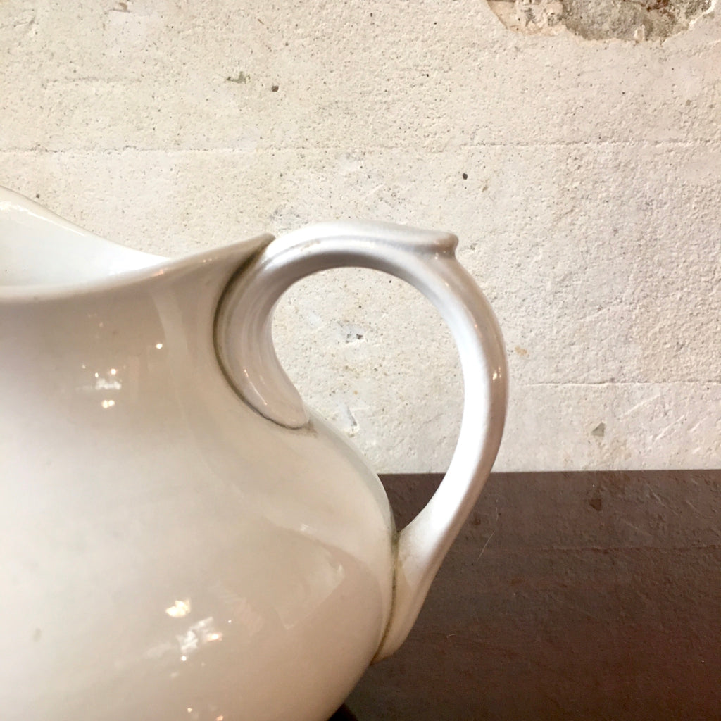 Broc à eau blanc en faïence Badonviller